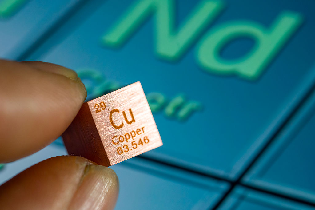 A copper cube engraved with the periodic table symbol Cu.
