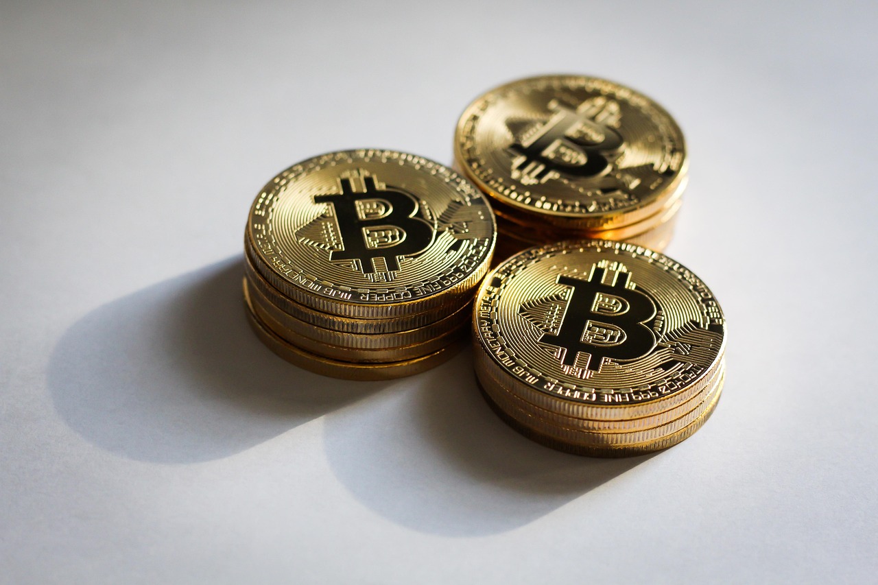 Stacked gold coins on a desk representing tiered savings bonuses
