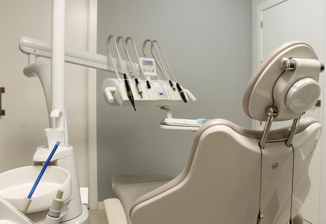 A panoramic dental X-ray showing multiple dental implants and crowns.